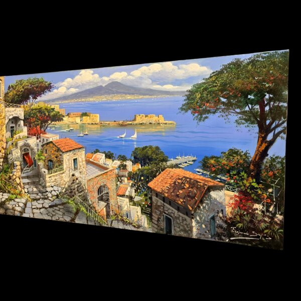 Fotografia con taglio prospettico laterale sinistro del dipinto di Napoli. L'immagine permette di apprezzare la planarità della tela da 120 cm e l'effetto tridimensionale del borgo marinaro che degrada dolcemente verso il mare, con il profilo del Vesuvio che domina l'orizzonte.