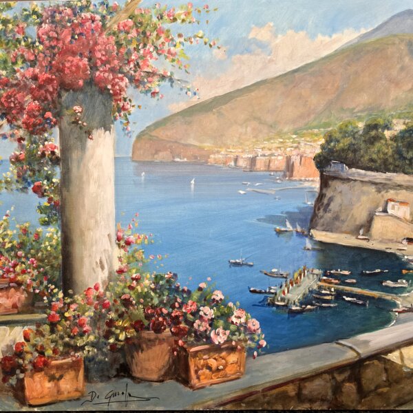 Dettaglio del lato sinistro del dipinto con una colonna avvolta da bouganville, vasi di fiori e la marina di Sorrento con la firma dell'artista Di Guida.
