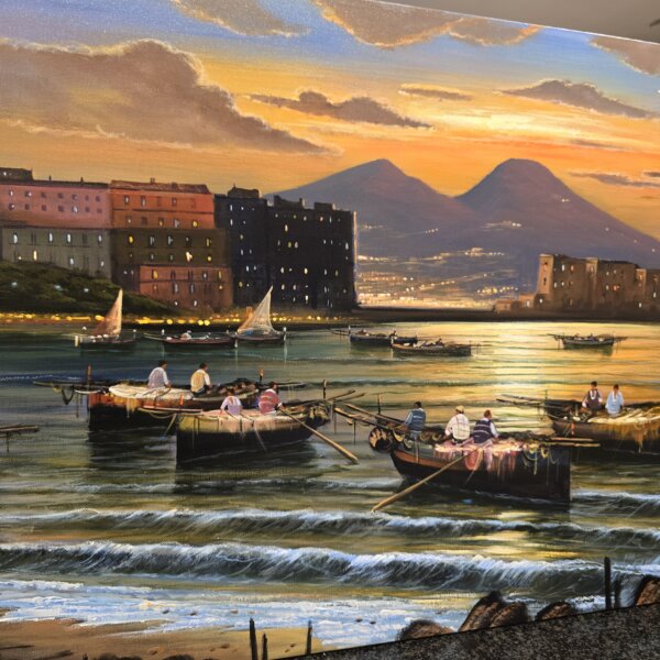 Particolare del centro del quadro con la sagoma del Vesuvio, il Castel dell'Ovo illuminato, i pescatori sulle barche e i bagliori dorati del sole sull'acqua.