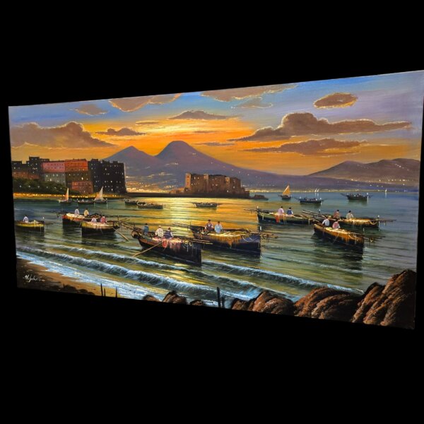 Visione angolata da destra del quadro panoramico che esalta la vividezza dei colori caldi del cielo serale e i profondi riflessi del tramonto sul mare del golfo.