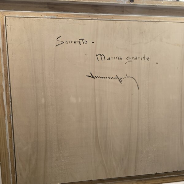 retro-tavola-scritta-autografa-autentica-vincenzo-aprile Retro in legno della tavola con il titolo scritto a mano Sorrento Marina Grande e la firma autografa di autentica del maestro Vincenzo Aprile.